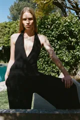 Mono largo negro de lino con escote halter y espalda descubierta.