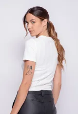 Remera blanca de manga corta con cuello redondo y tejido acanalado.