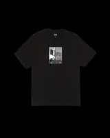 Remera negra de algodón con estampa fotográfica cuadrada en el pecho de un cruce de calles en Los Ángeles.