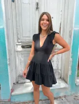 Vestido corto lila con escote en V, volados en los hombros y falda con dos niveles de volados.