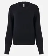 Suéter negro de punto con cuello redondo con acabado en forma de nube, manga larga con pliegues en los hombros y botones en los puños.