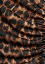 Vestido midi de mangas cortas con estampado animal print.