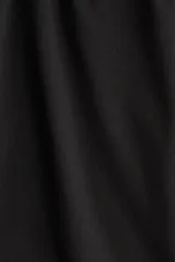 Pantalón de yoga negro de microfibra suave, con cintura alta de doble capa, costuras laterales fruncidas y piernas acampanadas.