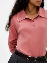 Camiseta tipo polo color beige, de manga larga y corte recto.