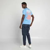 Camiseta celeste de manga corta con estampado pequeño en el pecho.