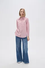 Camisa a rayas verticales rosas y blancas, de algodón, con cuello clásico y cierre frontal con botones.