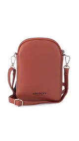 Bandolera pequeña de símil cuero color terracota, con solapa frontal y correa fina ajustable.