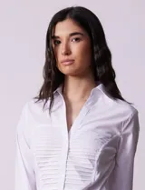 Camisa blanca de algodón marca Zac & Rachel, con cuello con solapa, abertura central con botones, delantera tableada y laterales elastizados.