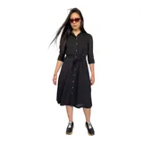 Vestido camisero midi negro con cuello clásico, mangas 3/4 y falda acampanada. Presenta un cinturón de lazo en la cintura y cierre frontal con botones.