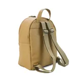Mochila color marrón claro, combinada con apertura frontal y bolsillo interior. Tiene asa de mano y correas de galón regulables para colgar en la espalda.