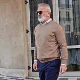 Sweater marrón claro de hombre, tejido en mezcla de algodón y cashmere, con cuello en V y corte clásico.