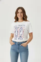Remera blanca de algodón con estampado de dos peces y texto en azul. Cuello redondo y mangas cortas.