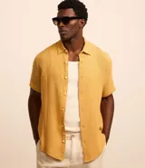 Camisa masculina de manga corta, cuello inglés y abotonado delantero, confeccionada en algodón con textura. Presenta un calce comfort más holgado.