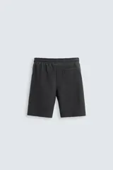 Bermuda negra de corte relaxed fit, con cintura elástica ajustable con cordón, bolsillos frontales y bolsillo trasero de parche.