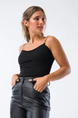 Musculosa negra con breteles de cadena dorada.