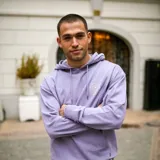 Canguro lila con capucha ajustable con cordón, bolsillo tipo canguro al frente y terminaciones acanaladas en puños y pretina. Estampado circular con el logo de la marca en el pecho.