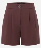 Short de vestir color marrón chocolate, de tiro alto, con pliegues delanteros, trabillas en la cintura, bolsillos laterales tipo cuchillo y bolsillos embutidos en la parte trasera.