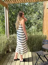 Vestido largo tejido a rayas horizontales azul marino y blancas, sin mangas, con cuello redondo y tajos laterales.