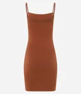 Vestido corto color rosado, de escote recto, con breteles finos y confeccionado en algodón con elastano.