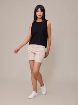 Short color beige de sarga, corte clásico, con bolsillos delanteros y traseros.