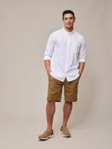 Bermuda de algodón y lino color beige, corte chino.