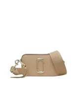 Bolso bandolera rectangular color beige, con doble J metálica en el frente, cierre superior con cremallera, correa ancha de tela con logo de la marca y herrajes dorados.