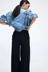 Pantalón negro de punto suave con piernas amplias y cintura plegable con laterales fruncidos para un efecto drapeado suave.