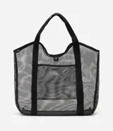 Bolso de playa mediano de tela de poliéster transparente color negro con ribetes y asas de tela negra.