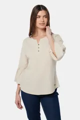 Blusa color beige de lino con botones metálicos personalizados y mangas 3/4 con volados.