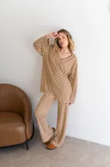 Buzo de viscosa a rayas horizontales marrones y beige, con escote en V y mangas largas.