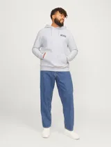 Hoodie gris melange con estampado en la espalda de un texto con flores y dibujos animados.