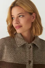 Campera corta de corte jeanero, color marrón con detalles en beige. Confeccionada en lana fina sin teñir, con botones de metal con logo Don Baez.