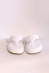 Sandalias negras de cuero sintético con plataforma y diseño de tanga.