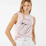 Musculosa rosa con estampa frontal del logo de la banda The Rolling Stones.