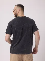 Remera de algodón color negro con efecto nevado.