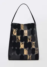 Bolso shopper con diseño patchwork que combina piezas de cuero negro y cuero con estampado animal print. Tiene doble asa de hombro y cierre con botón magnético.