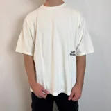 Remera blanca de corte oversize con estampa de hongos y texto en la espalda.