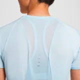 Remera deportiva Nike Dri-Fit Swift para mujer, color celeste con logo reflectivo en el pecho.