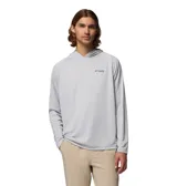 Remera con capucha Columbia PFG Solar Stream Hoodie, color gris claro, de manga larga, con logo de la marca en el pecho y tecnología Omni-Shade™ de flujo de aire de amplio espectro con protección UPF 50 y Omni-Wick™.