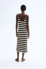 Vestido midi ajustado de punto acanalado a rayas horizontales blancas y negras, con breteles finos y escote en U en delantero y espalda.