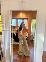 Pantalón jean wide leg de tiro alto, color azul denim con paneles laterales blancos.