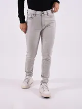 Pantalón jean skinny gris claro, tiro alto, con bolsillos delanteros y traseros.