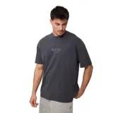 Remera gris con logo de la marca Rusty estampado en el pecho.