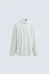 Camisa de hombre regular fit a rayas verticales finas en tonos blanco y gris, con cuello italiano abierto, manga larga con puños abotonados y cierre frontal con botones.