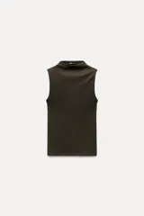 Musculosa marrón con cuello alto.