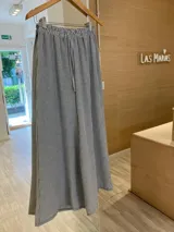 Pantalón palazzo hecho en poplin a rayas, con corte ancho y cintura elástica, detallado con cordones.