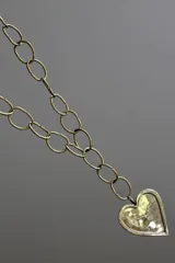 Cadena de bronce con dije en forma de corazón, diseño llamativo y moderno.