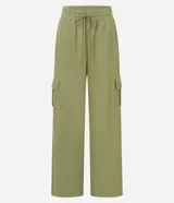 Pantalón largo color verde oliva, de malla orly, modelo pijama, con cintura elástica, lazo en la cintura y bolsillos cargo en los laterales.