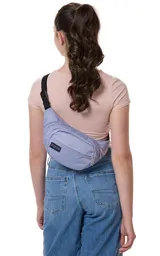 Riñonera JanSport Fifth Avenue negra con estampado de rayos blancos.