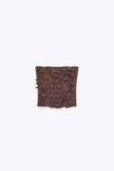 Top marrón chocolate confeccionado en tejido con textura, escote recto y hombros descubiertos. Presenta volantes en el delantero.